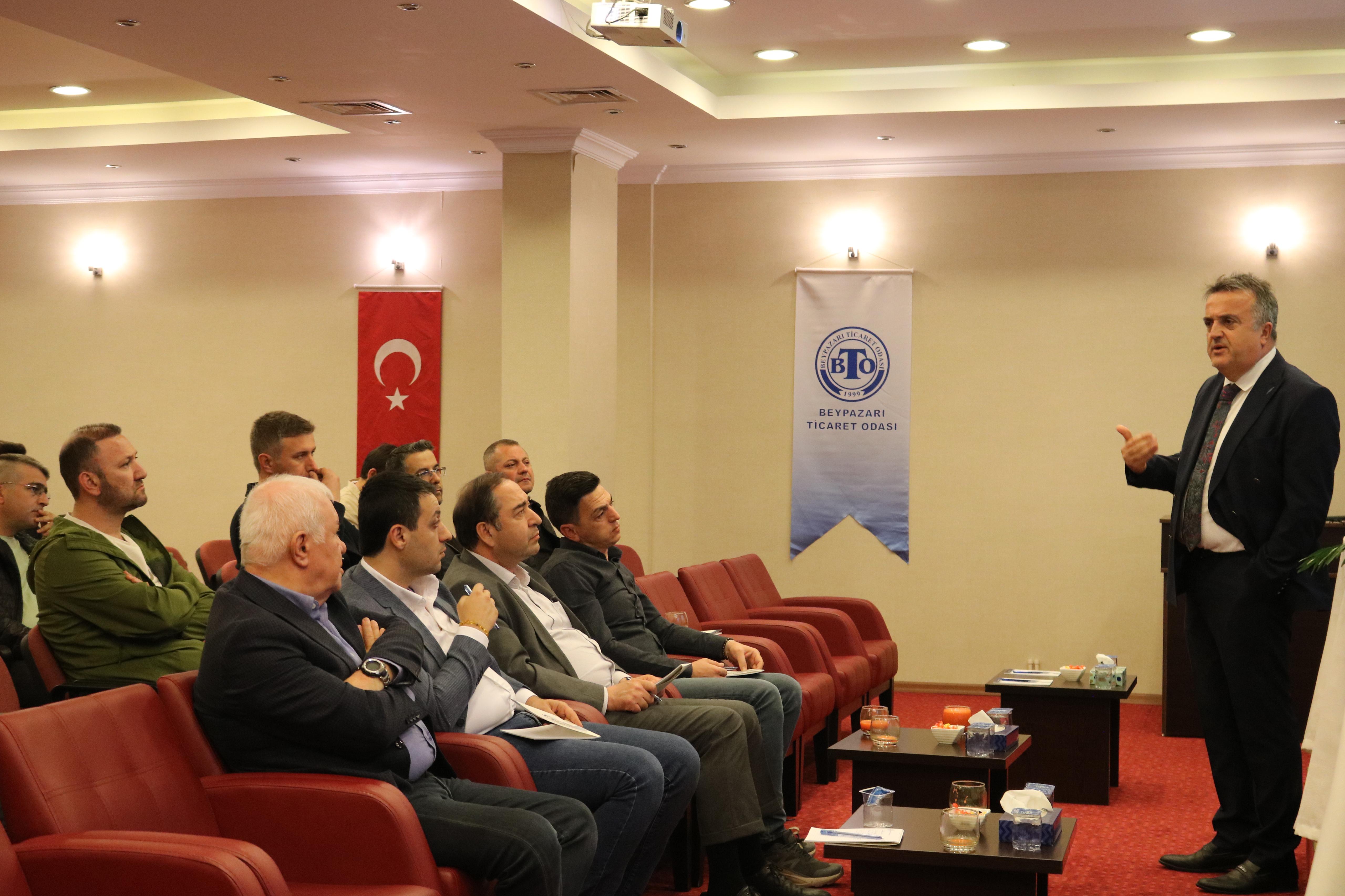 Odamız ev sahipliğinde Yüksek İstişare Kurulumuz , Meclisimiz ve Meslek Komitelerimiz için düzenlenen Vizyoner Liderlik ve Yöneticilik Eğitimi gerçekleştirildi. Değerli eğitmenimiz Cem Küçüktepepınar, liderlik ve yöneticilik konularında aydınlatıcı bilgiler sundu. Beypazarı Ticaret Odası olarak , kıymetli katkılarından dolayı Sayın Cem Küçüktepepınar’a teşekkür eder, göstermiş oldukları ilgiden dolayı katılımcılarımıza şükranlarımızı sunarız.