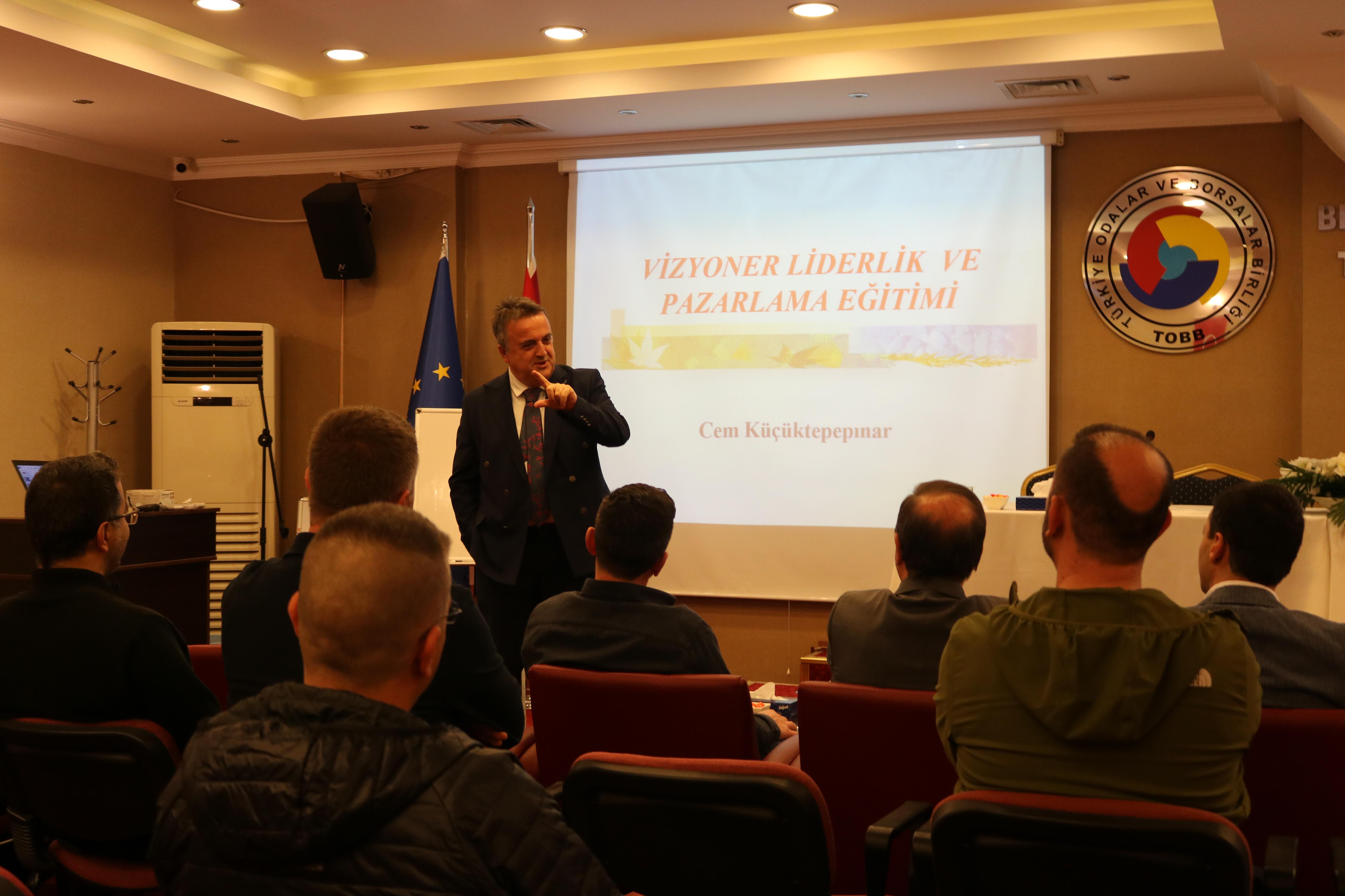 Odamız ev sahipliğinde Yüksek İstişare Kurulumuz , Meclisimiz ve Meslek Komitelerimiz için düzenlenen Vizyoner Liderlik ve Yöneticilik Eğitimi gerçekleştirildi. Değerli eğitmenimiz Cem Küçüktepepınar, liderlik ve yöneticilik konularında aydınlatıcı bilgiler sundu. Beypazarı Ticaret Odası olarak , kıymetli katkılarından dolayı Sayın Cem Küçüktepepınar’a teşekkür eder, göstermiş oldukları ilgiden dolayı katılımcılarımıza şükranlarımızı sunarız.